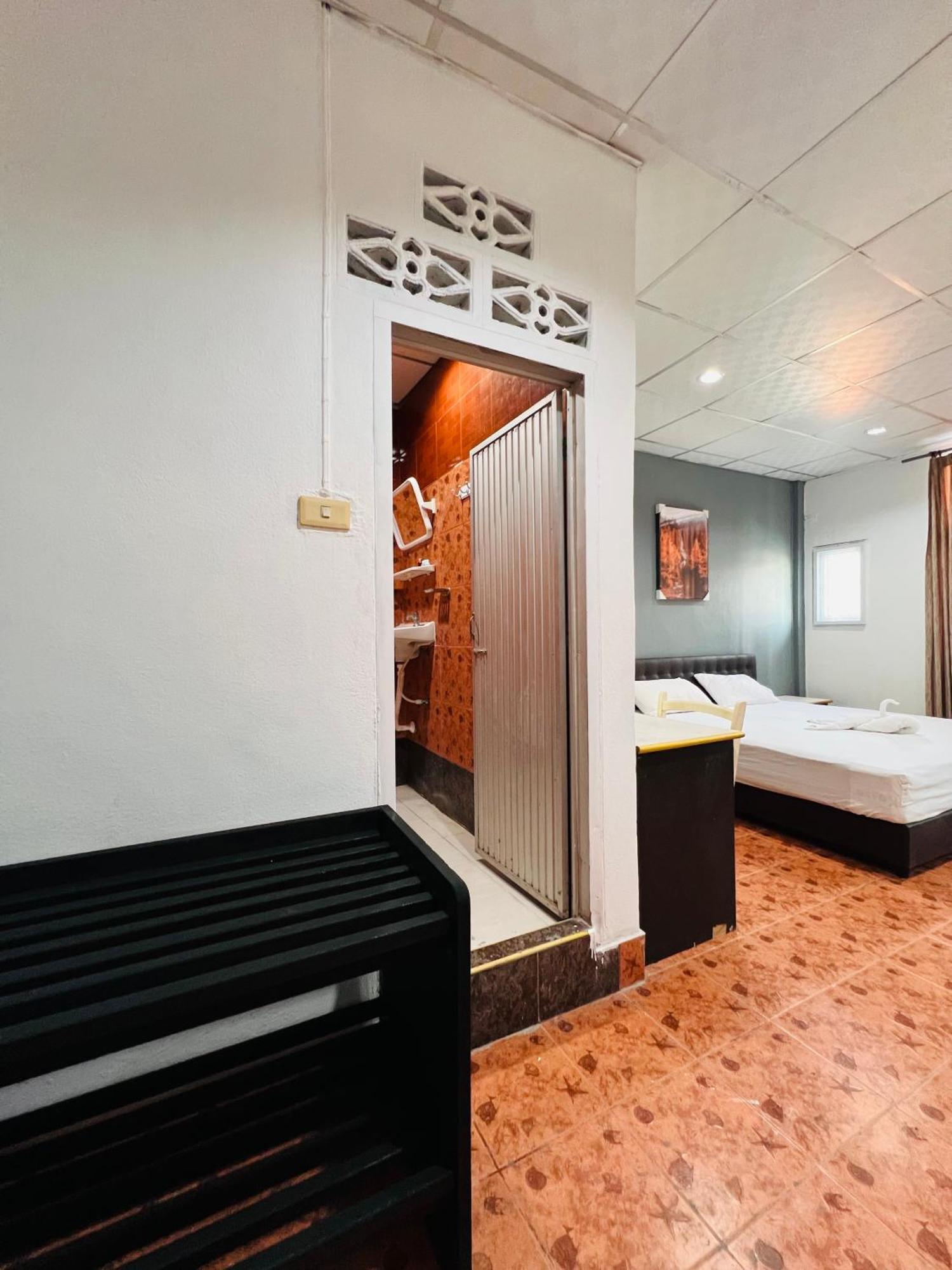 Patong Adventure Hostel Eksteriør billede